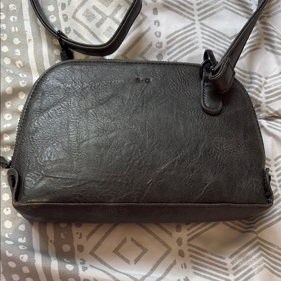 Sleek Black Leather Crossbody Bag with Adjustable Strap - Picture 2 of 7